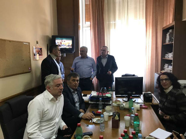 Врховни тужилац: Привођење Мандића и Кнежевића није потребно; Због инцидента у Скупштини ухапшена посланица ДФ